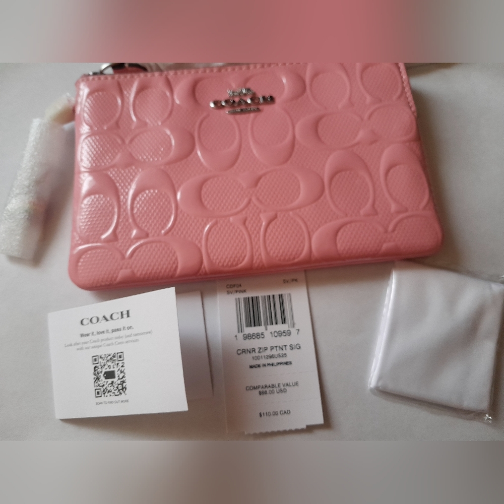 New Coach Wristlet With Detachable Heart Charm & Cleaning Cloth NWT 💕1 - Picture 6 of 11